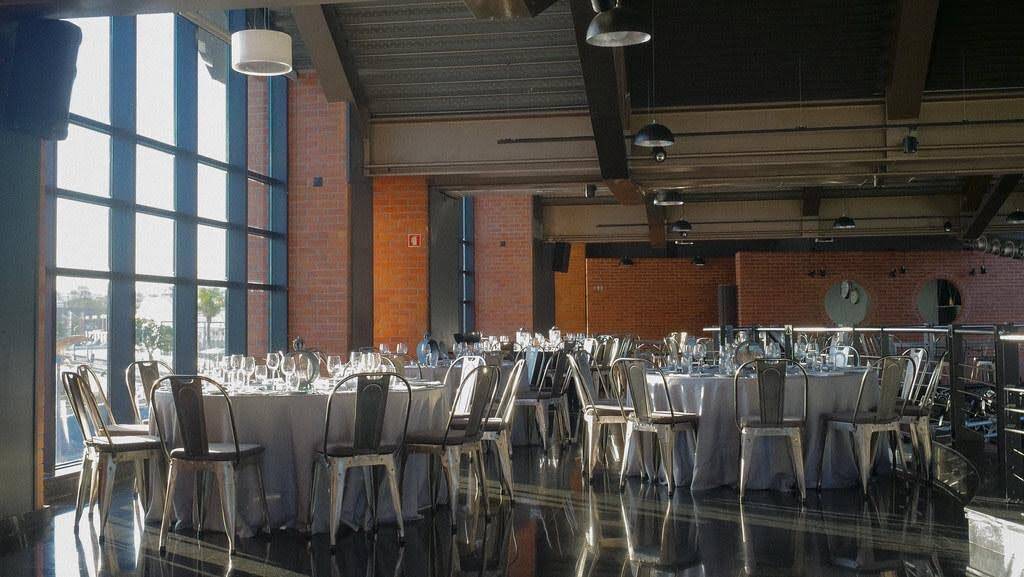 Sala de eventos do restaurante Monte Mar com ambiente elegante e mesas preparadas para celebrações