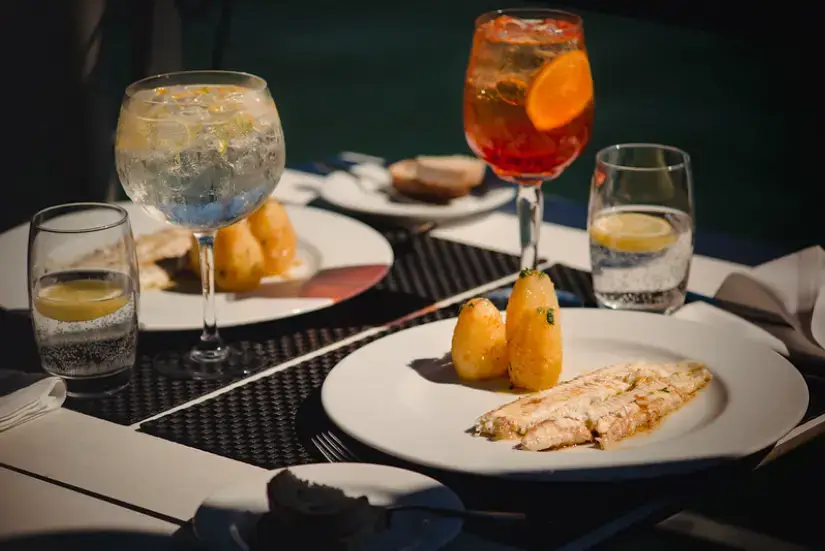 Jantar com peixe fresco servido no restaurante Monte Mar Lisboa