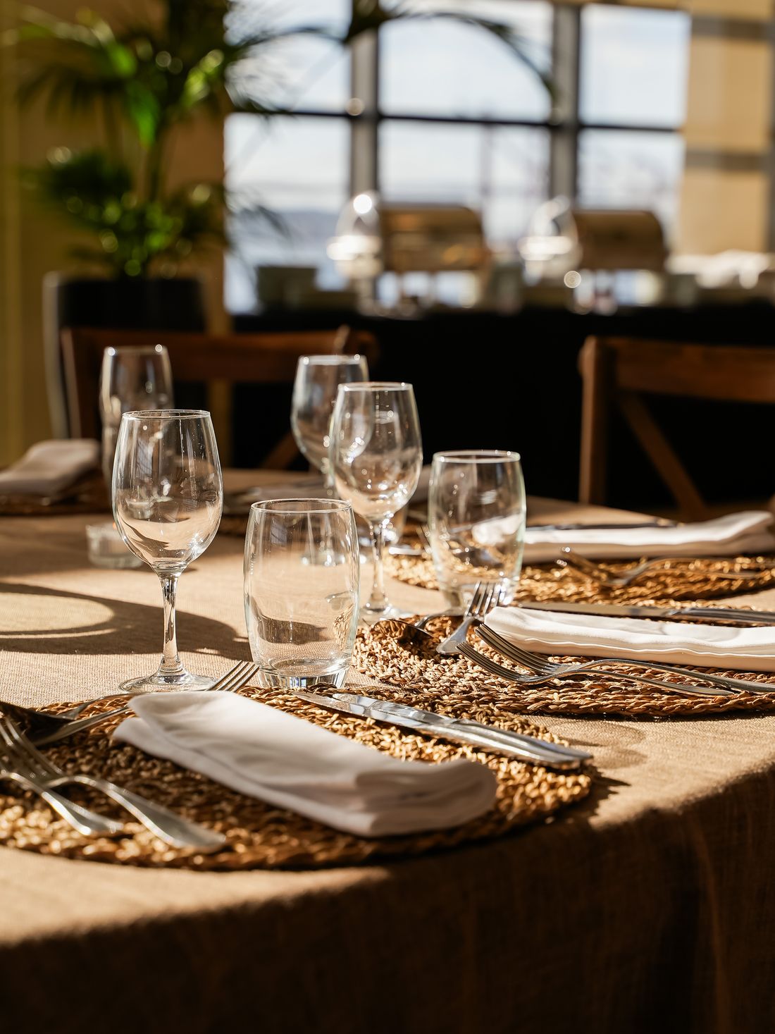 Mesa de jantar posta com copos e talheres