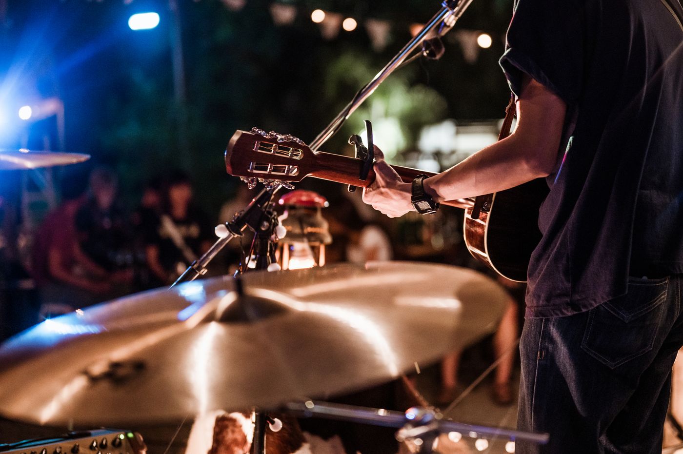 Músico a tocar guitarra ao vivo