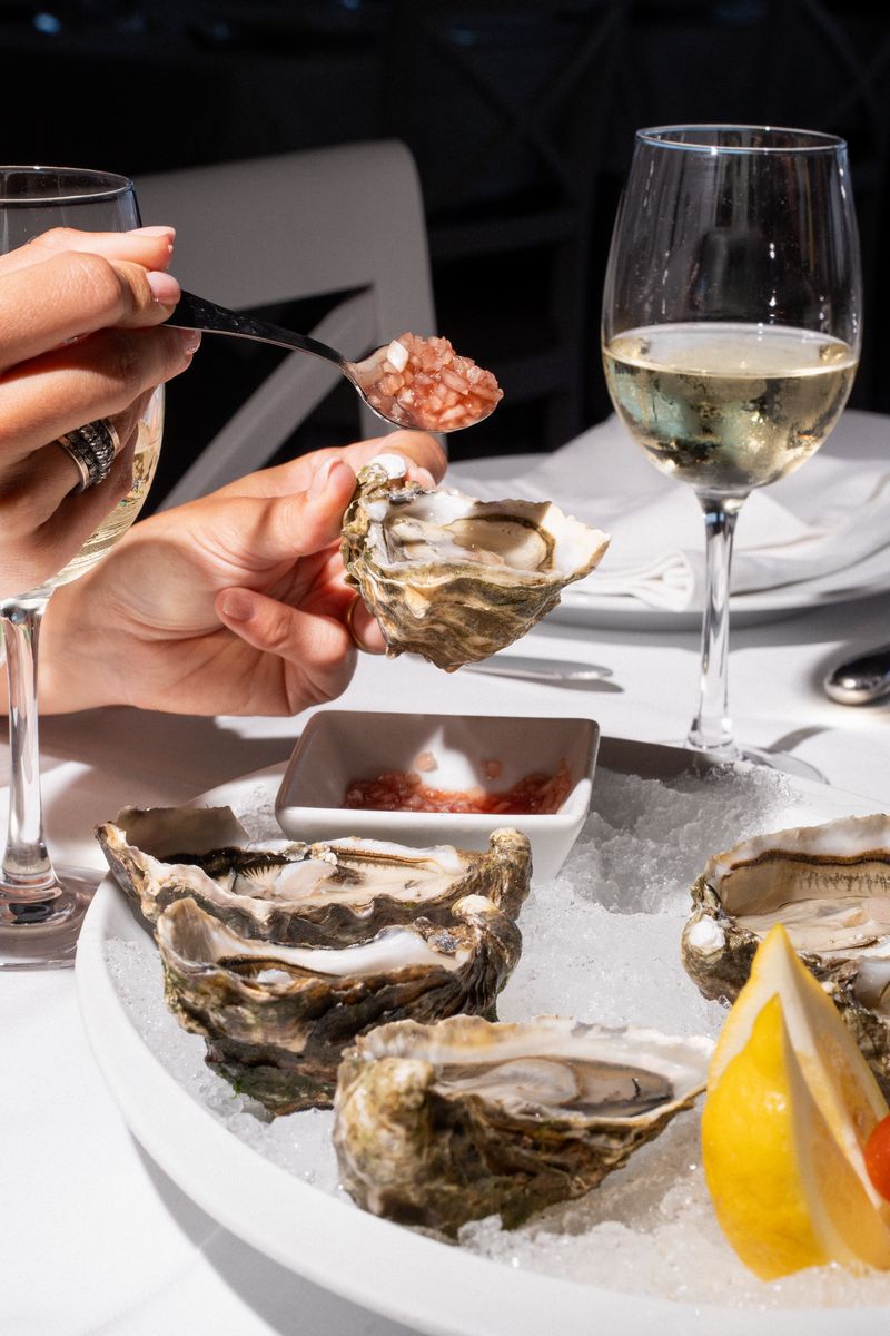 Ostras frescas servidas com vinho branco